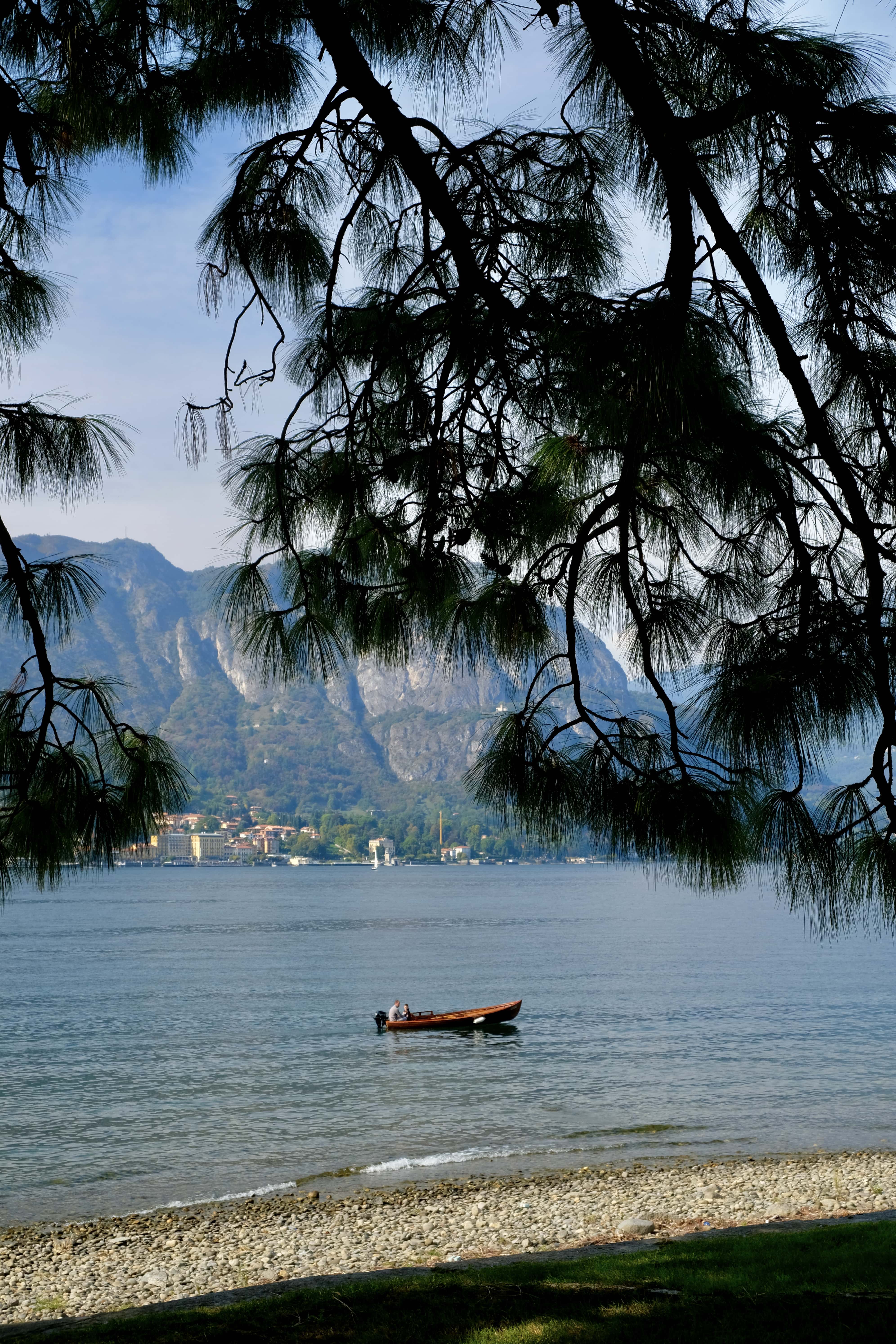 arbre-bateau-bellagio-lac-come-poster-nature-paysage-architecture-lombardie-italie-claire-favry