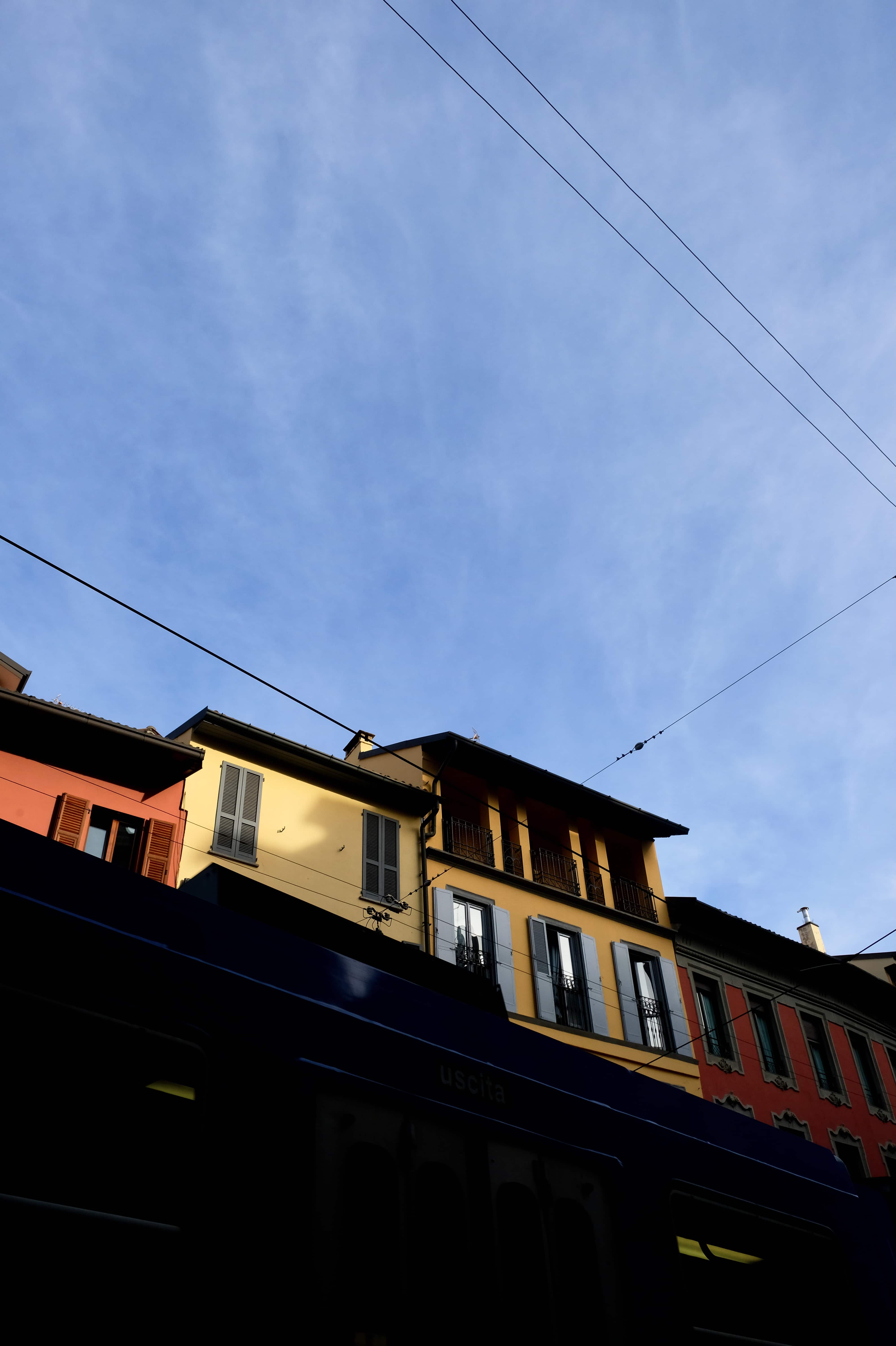 batiment-couleur-tram-milan-photographe-poster-nature-paysage-architecture-italie-claire-favry