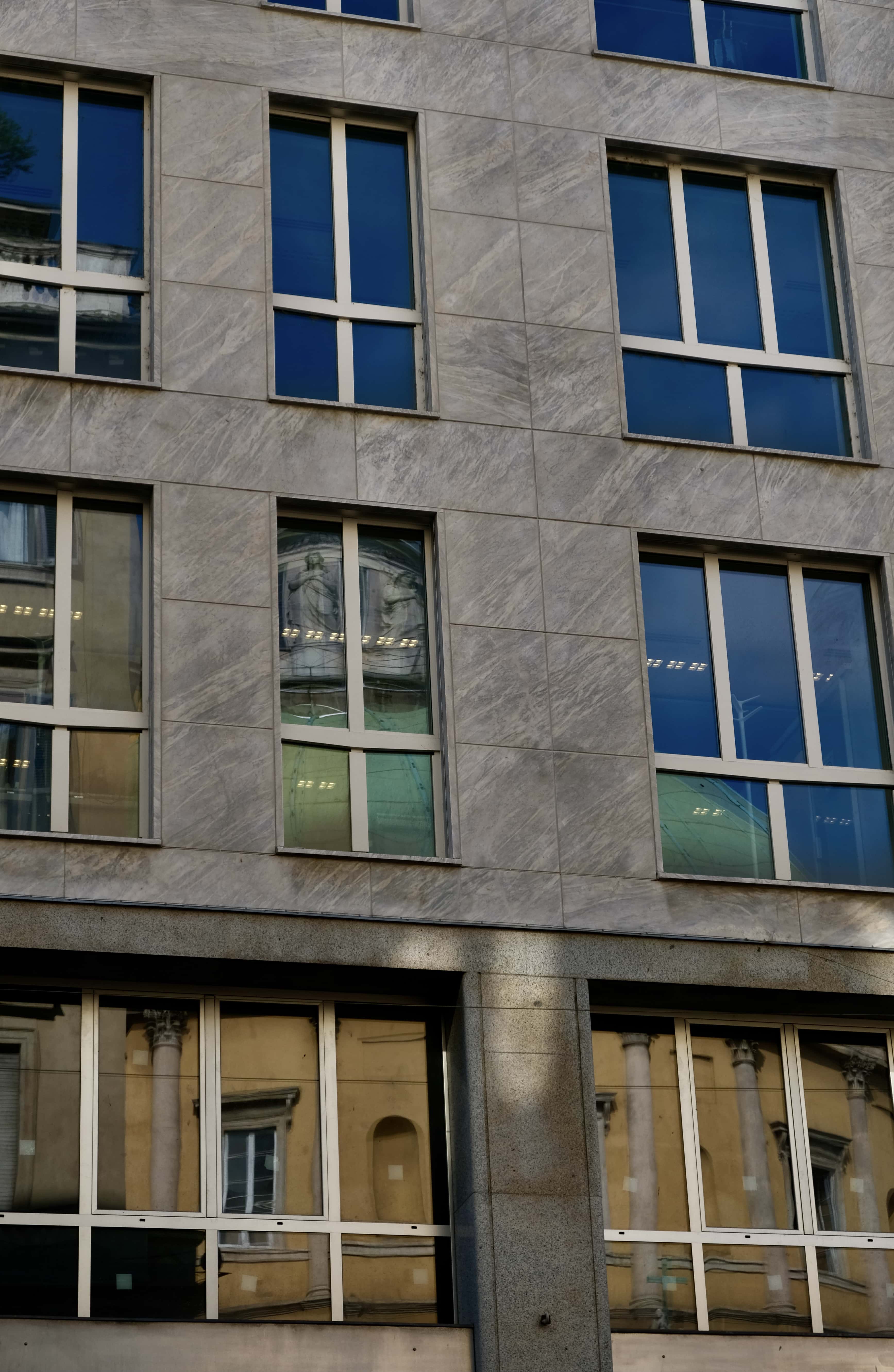 batiment-gris-reflet-milan-photo-photographe-poster-architecture-lombardie-italie-claire-favry