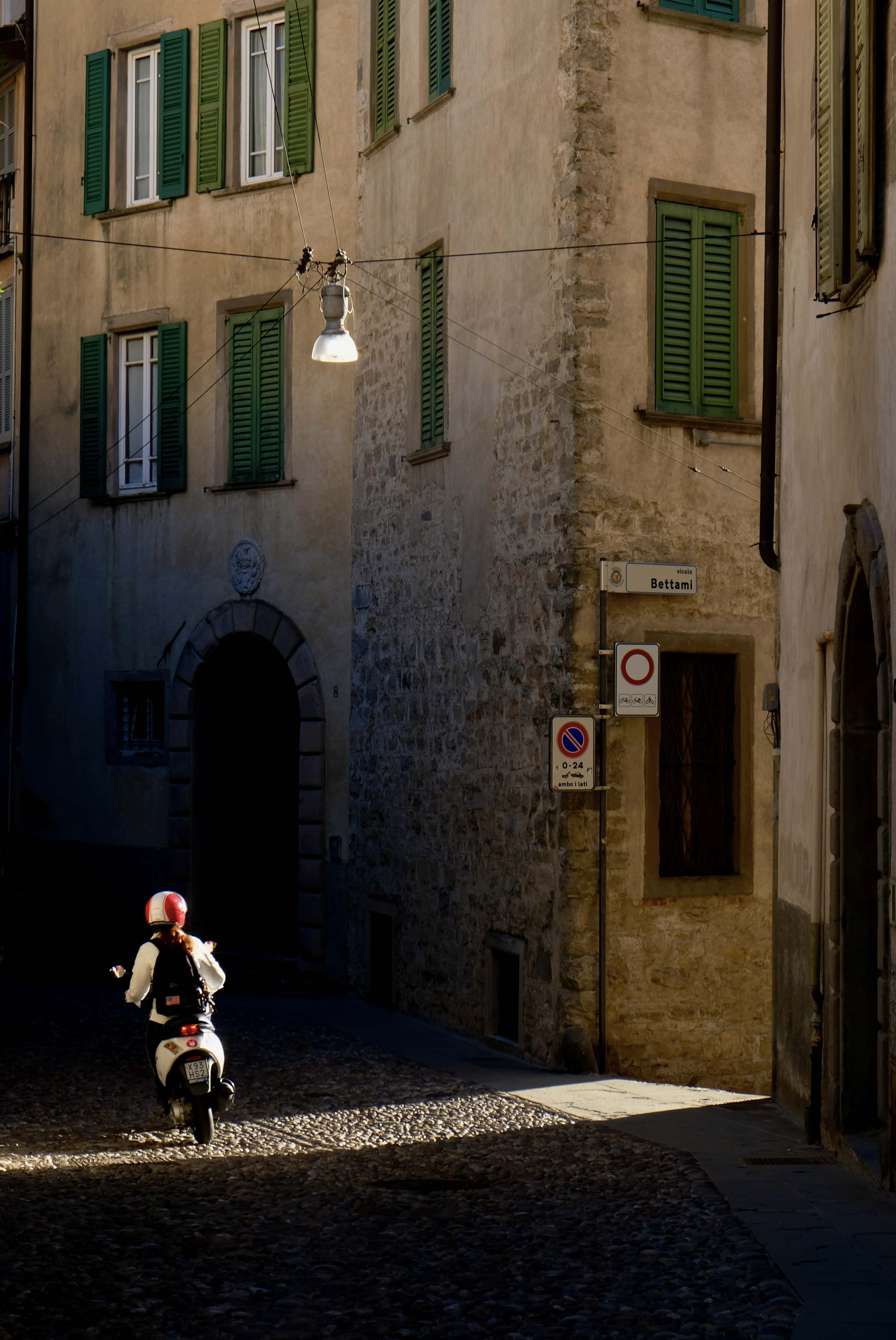 bergamo-scooter-jaune-lanterne-dolce-vita-photo-photographe-poster-nature-paysage