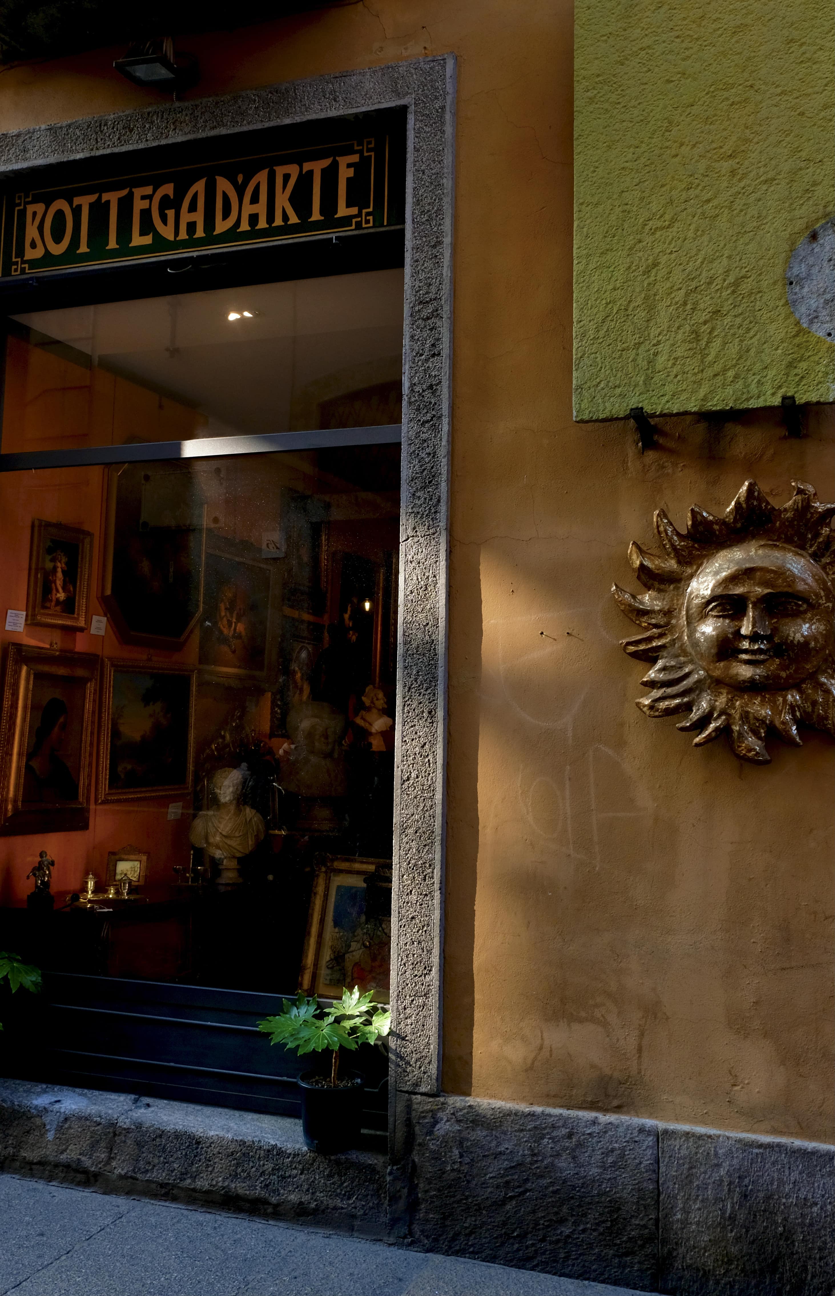 devanture-soleil-antiquaire-como-photographe-poster-architecture-lombardie-italie-claire-favry