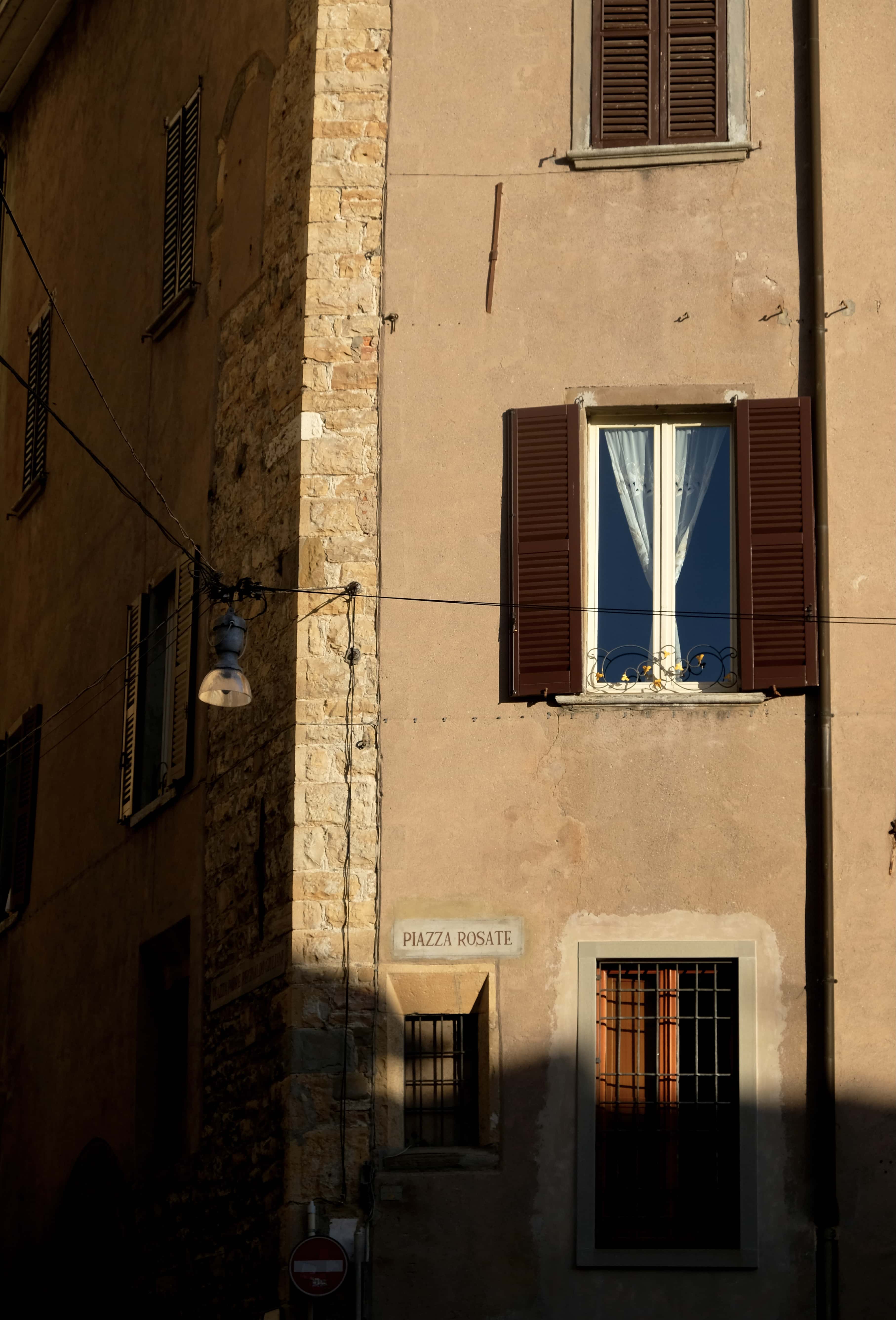 lanterne-dolce-vita-fenetre-photographe-poster-nature-paysage-lombardie-italie-claire-favry