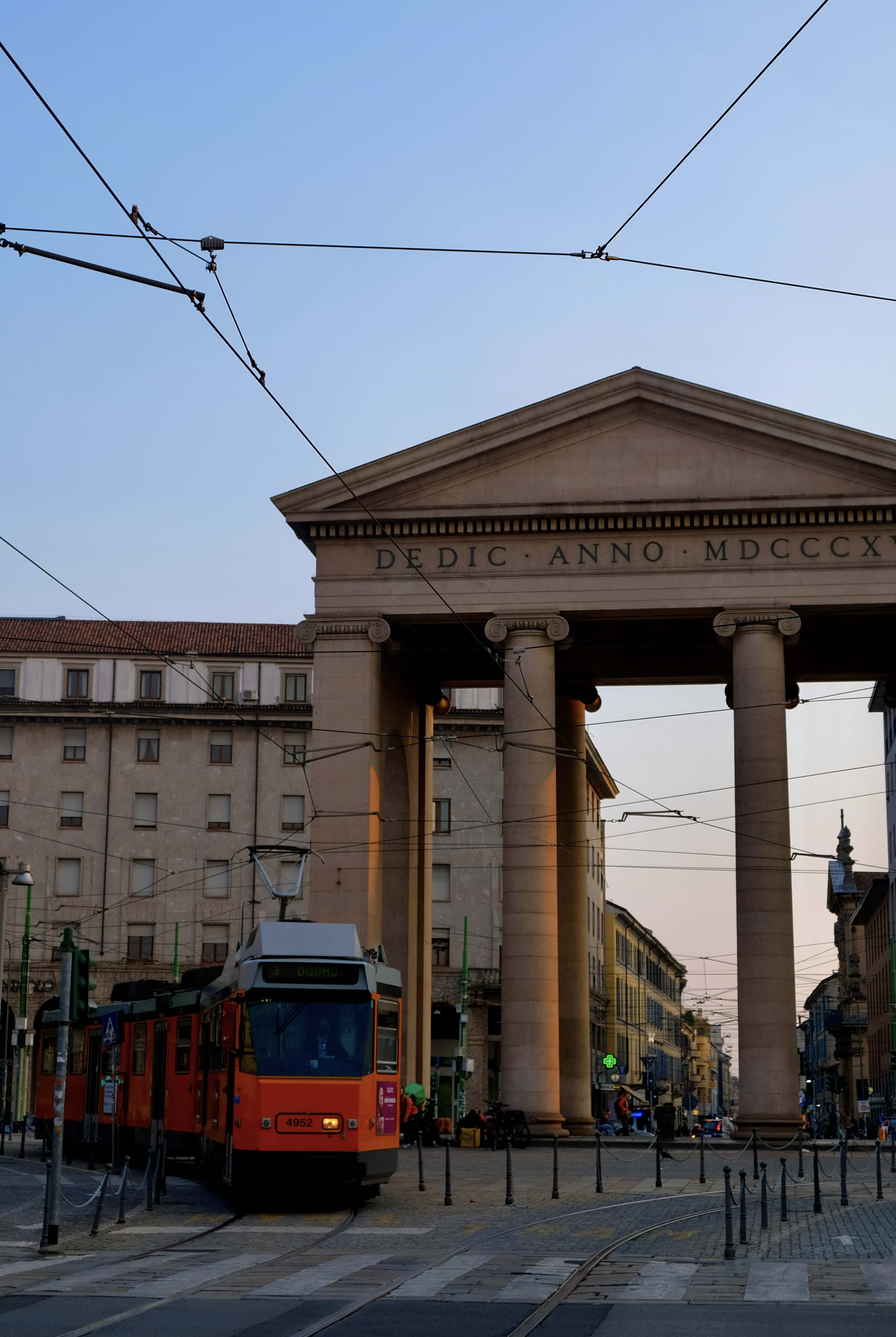 porta-ticinese-couchant-tram-milan-photographe-poster-architecture-lombardie-italy-claire-favry